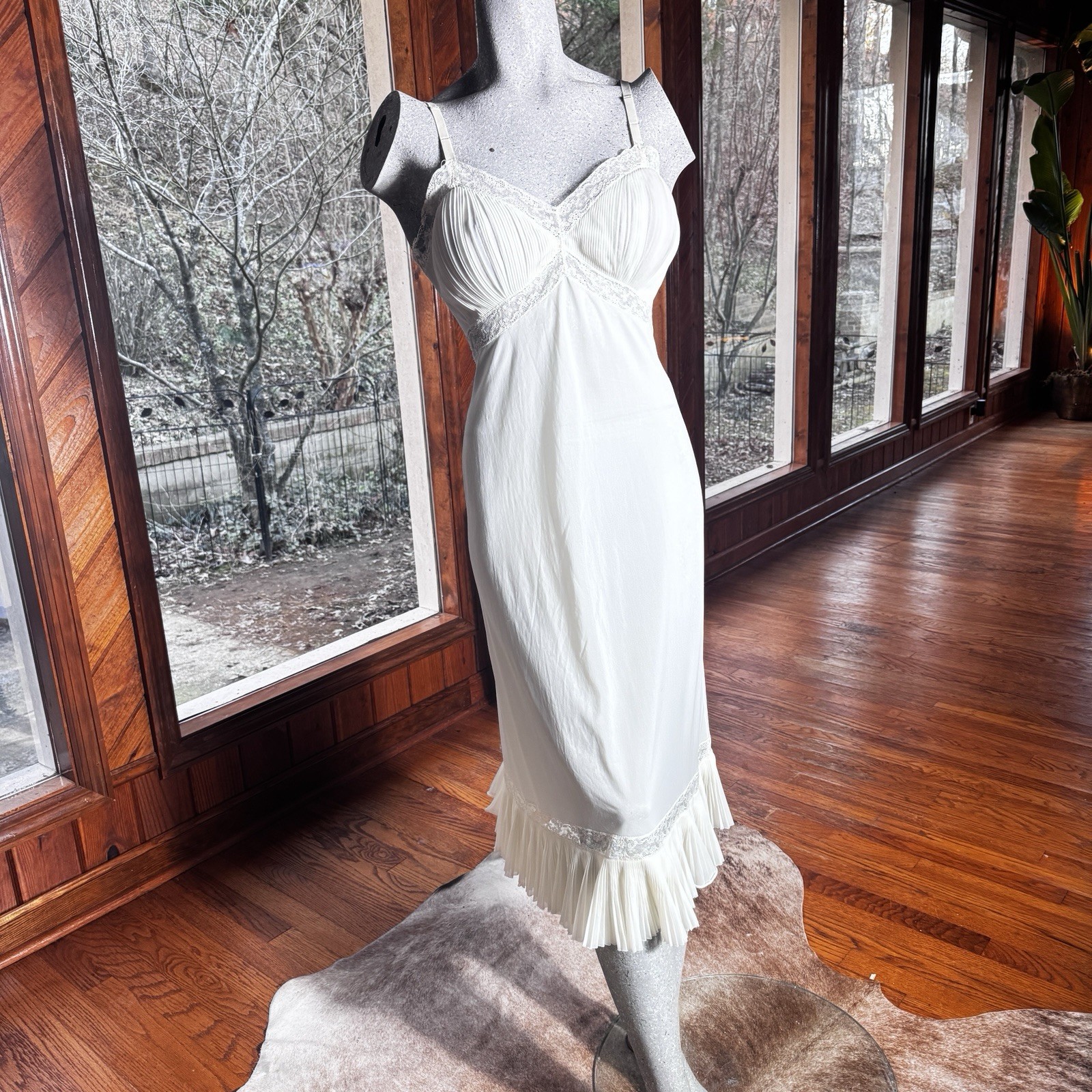 Vintage 1950’s White Knife Ruffle Pleat And Lace Slip Dress Nightgown Size Small