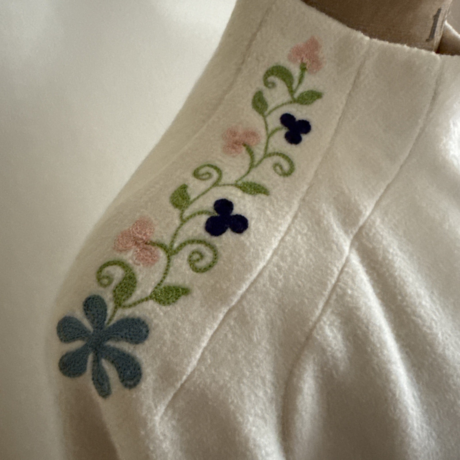 Vtg Union Made Spring 100% Wool Coat ~ Ivory Embroidered Floral ~ 39B/42W/~45Hip