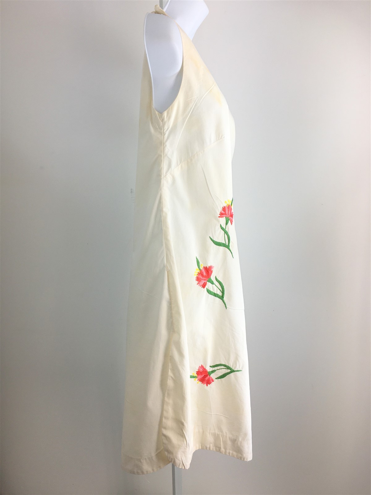Vintage Dress 1960’s White Cotton Sheath Embroidered Flowers S-M Bust 37″ W 38″