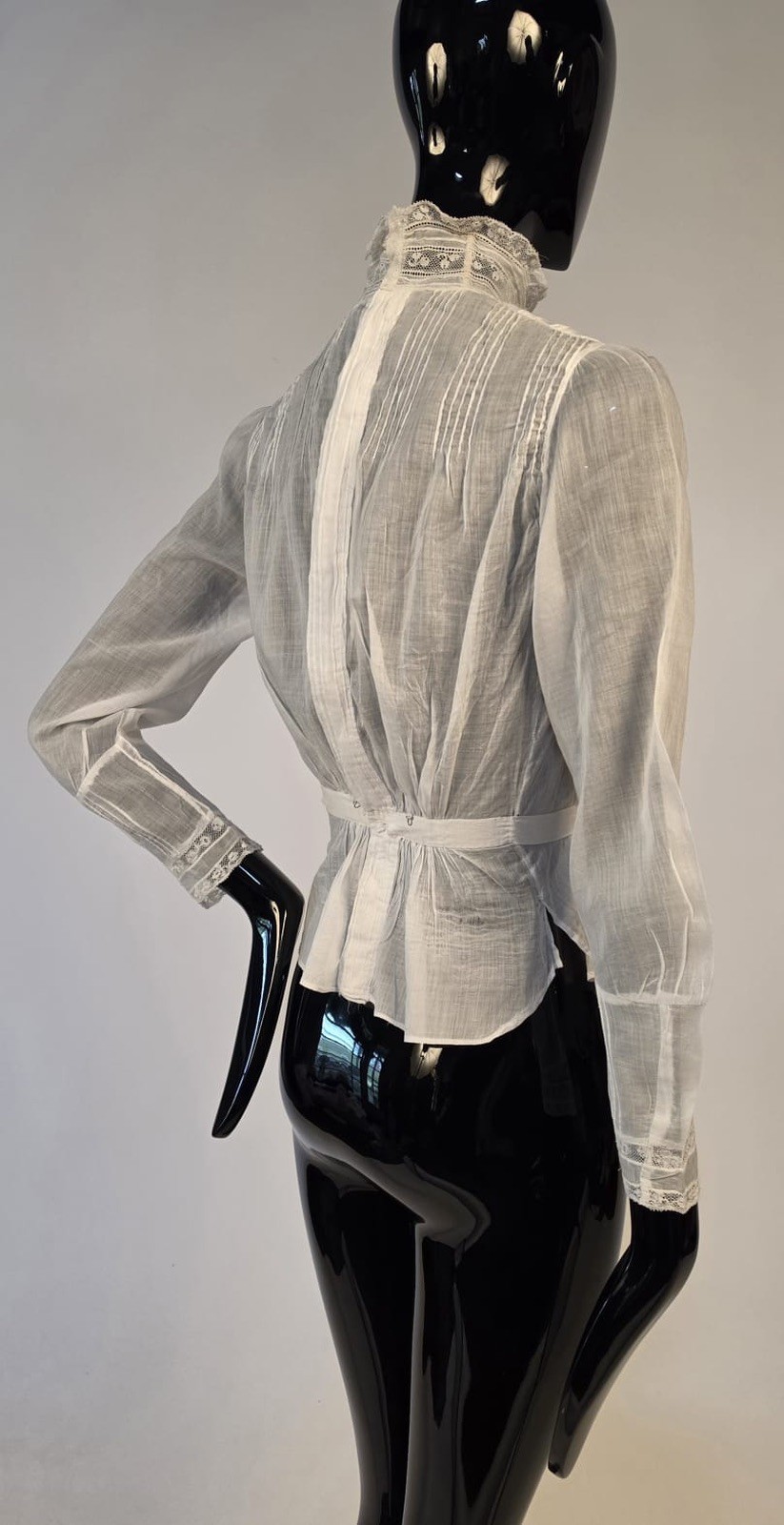 EDWARDIAN WHITE HIGH COLLAR BLOUSE W EMBROIDERED HEART + LEAF PATTERN FRONT