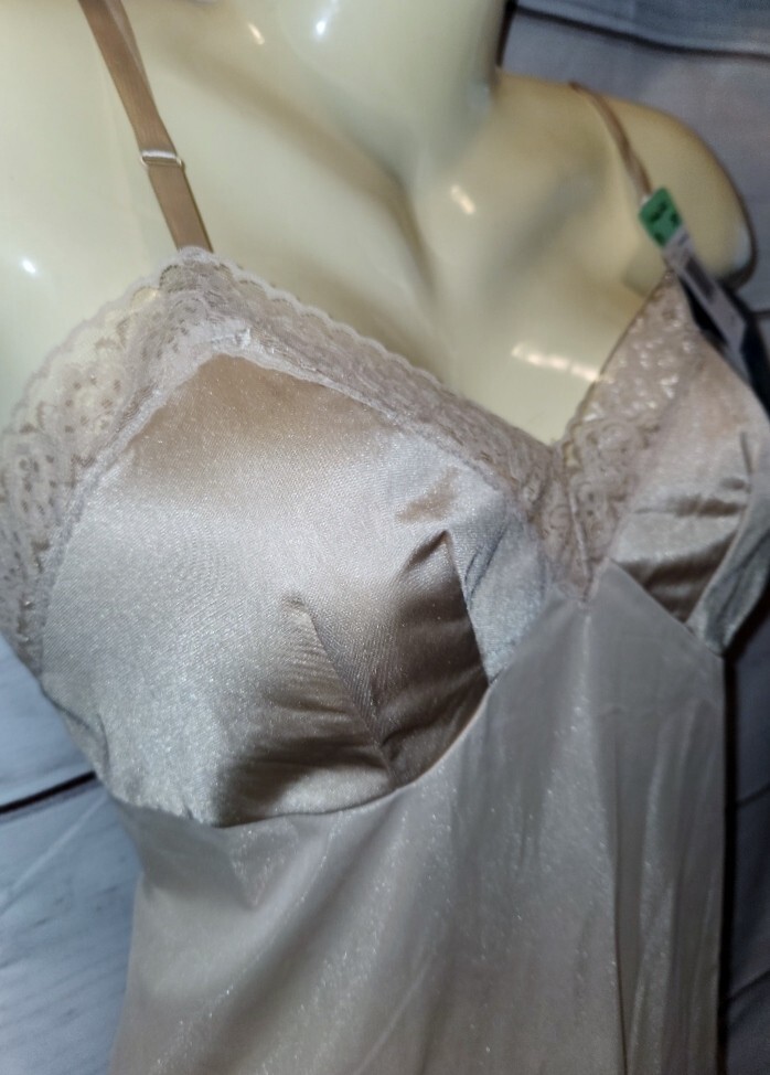 VTG 80’s Vanity Fair 36 Tin Full Slip Lace Bust Nylon Lace Trim 10-103 26″/42