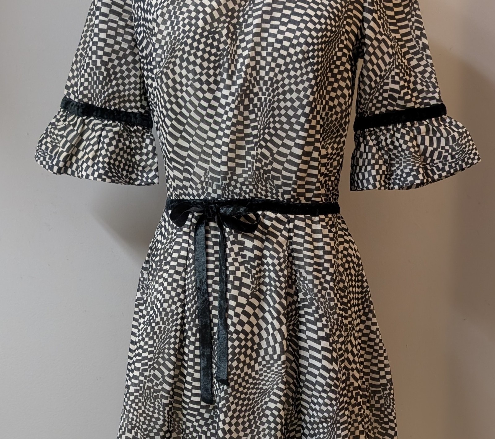 Vintage 60’s Pat Premo CA Kaleidoscope B&W Dress Tulip Sleeves Velvet Trim S