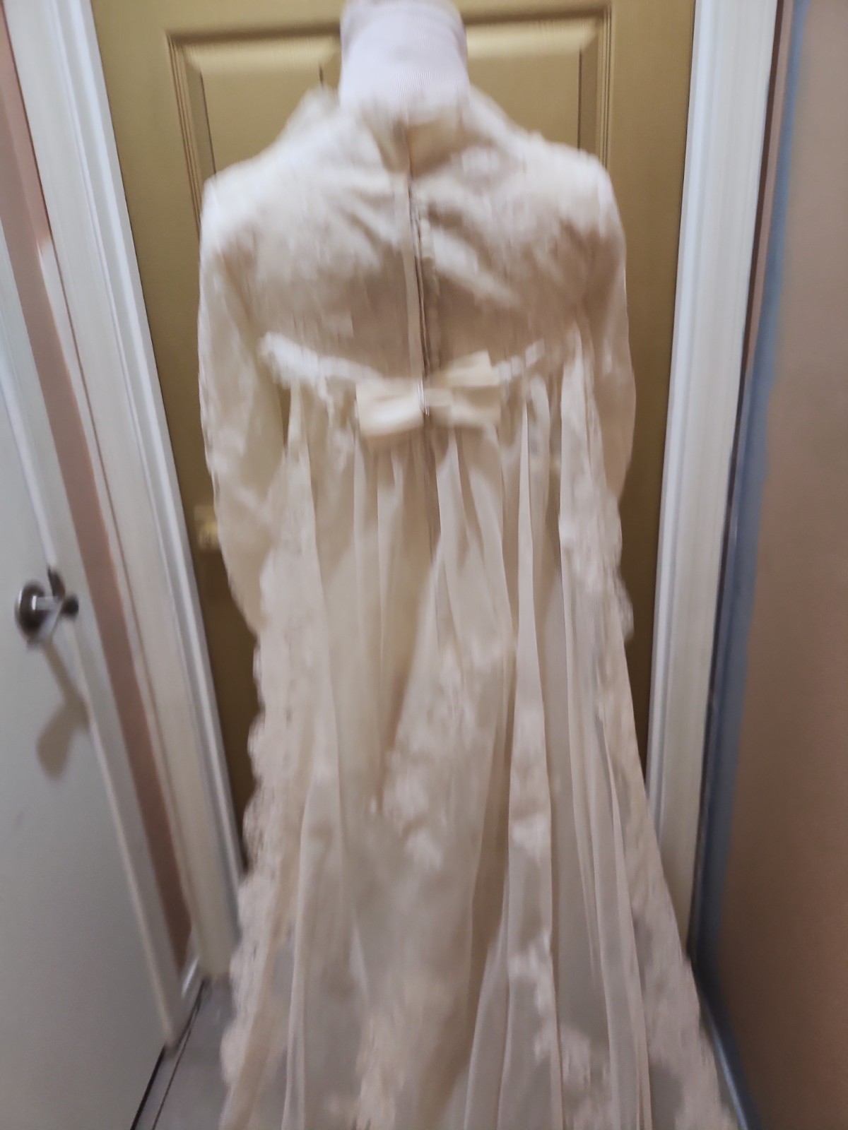 VTG 1960s Alfred Angelo Edythe Vincent Lace Gown Veil Set