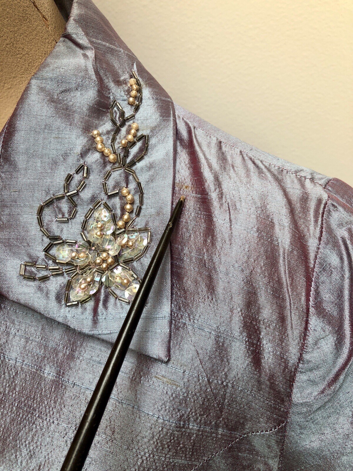 VTG 1950s „NEW LOOK” R&K Original IRIDESCENT LILAC SHARKSKIN Peplum Beaded SUIT