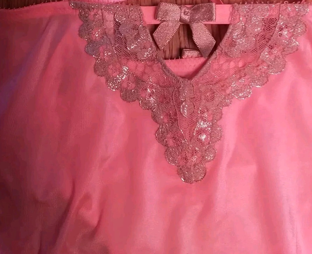 New VTG VICTORIA’S SECRET Very Sexy CORAL Shimmery Lace PANTIES Bikini Style M