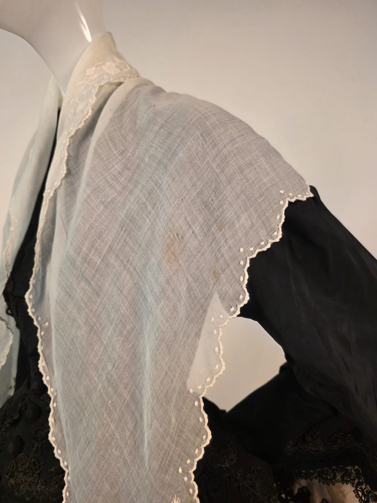 ANTIQUE 1830’S HAND EMBROIDERED MUSLIN PELERINE CAPE FOR DRESS 