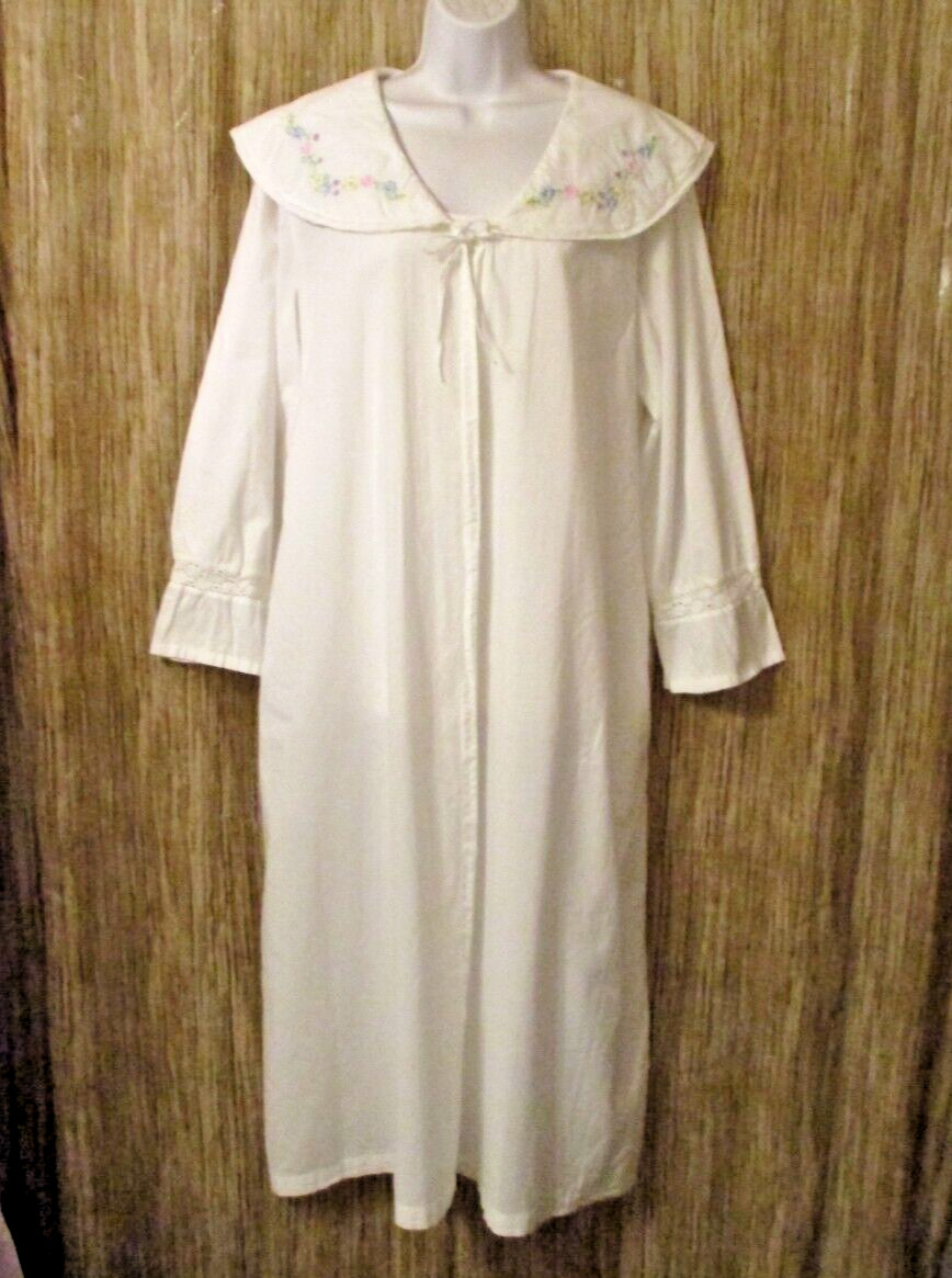 Antique Replica SMITHSONIAN INST. 1700s ROBE white cotton EmbroideredBig collar