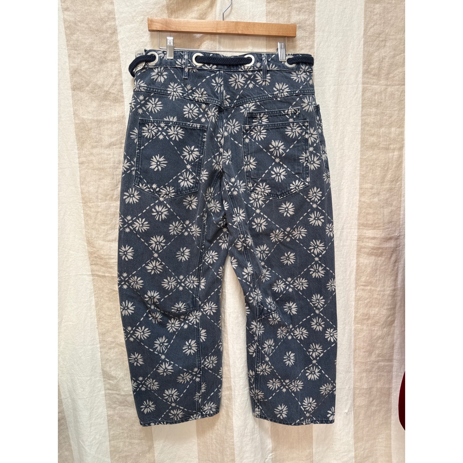 We The Free Floral Moxie Printed Low-SlungBarrel Jeans Wallpaper Geo Flower 29