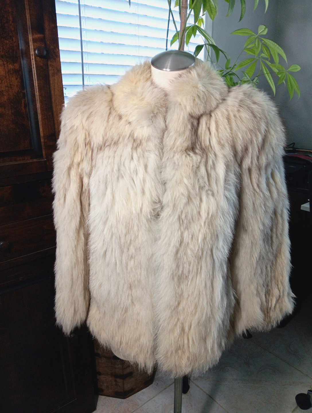 VINTAGE 1990’s SAGA IVORY FOX SHORT COAT XS-SML