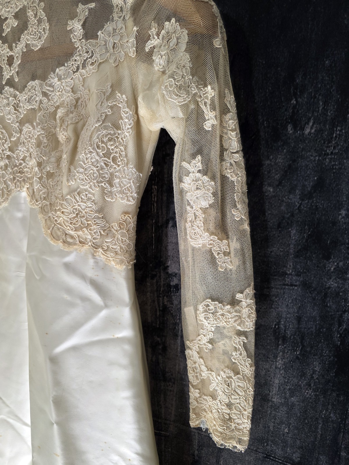 Vintage 1940s Bride Small Slipper Satin & Lace Wedding Dress Cathedral Train 40s