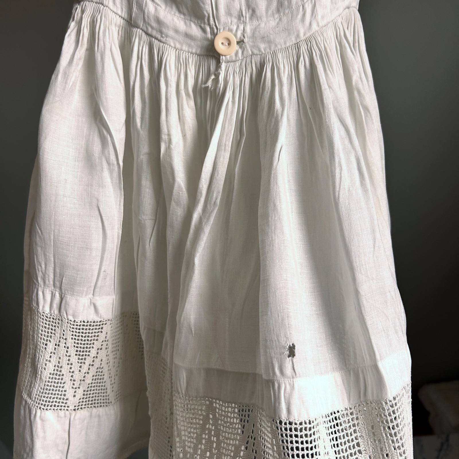 Antique 1890s 1900s Edwardian Girls Linen Dress Crochet Lace Trim 25 Bust