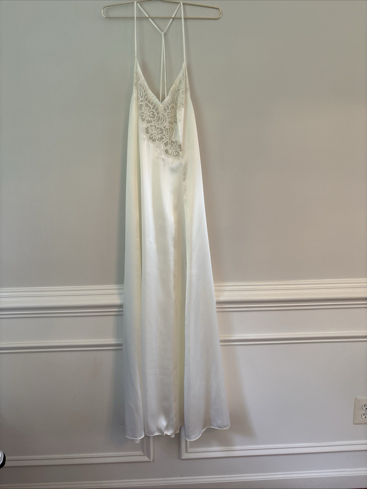 Vintage Women’s Vanity Fair Ivory Satin Lace Long Nightgown Cottage Core Bridal