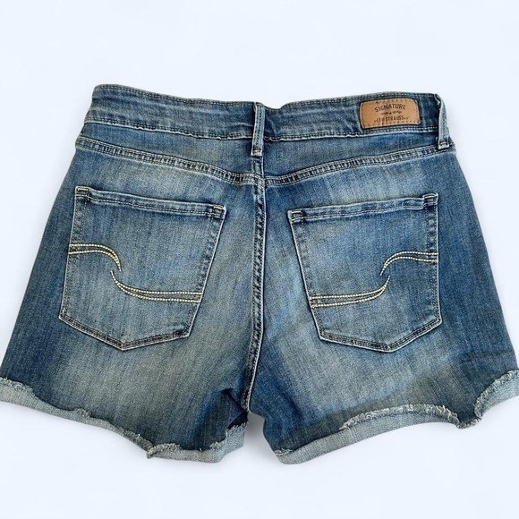 Levi high rise Jean shorts size 8/29 EUC cut off denim