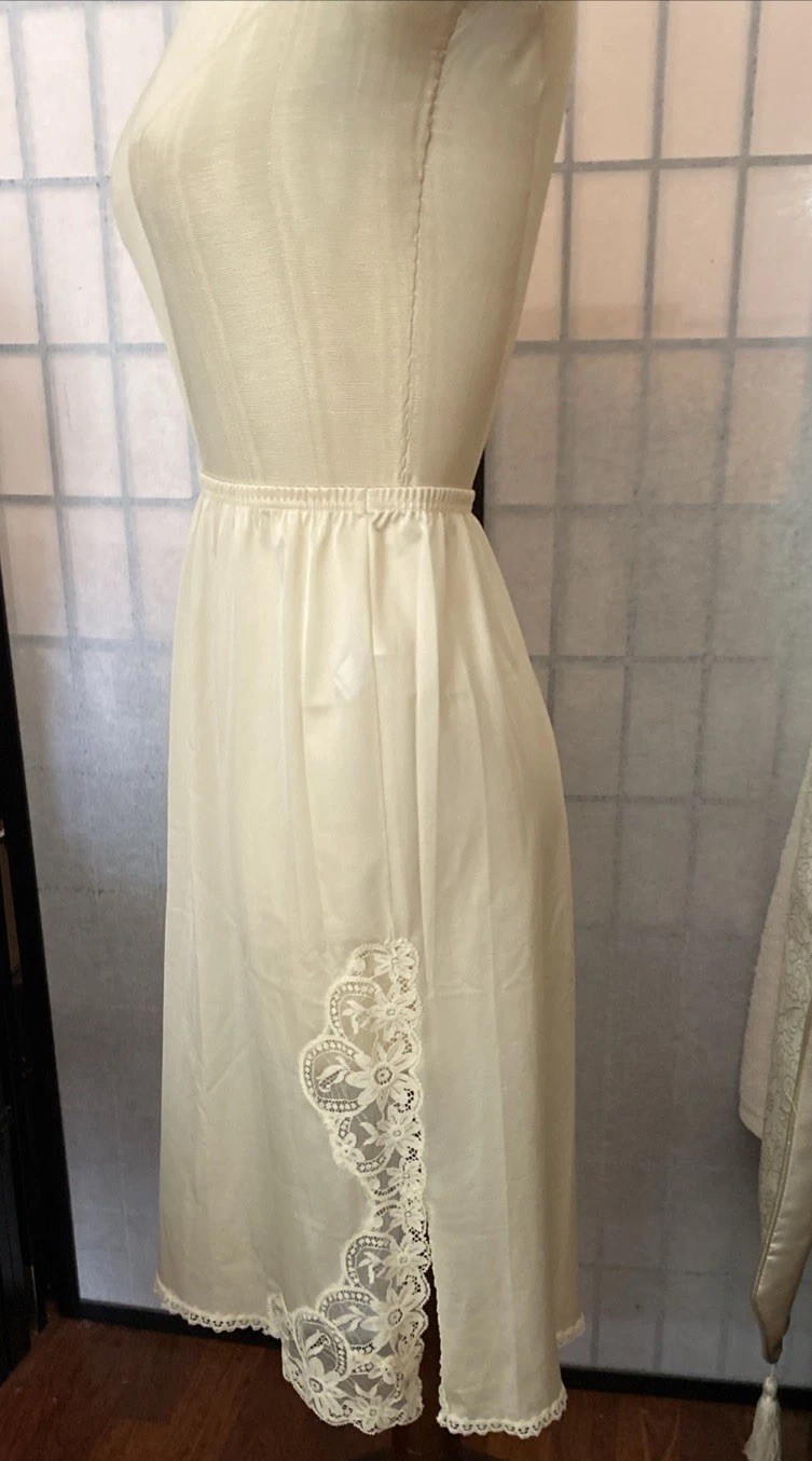 Vanity Fair VTG 60/70 LG Dacron Poly/Nylon Lace-Embellish 1/2 Slip MI USA (READ)