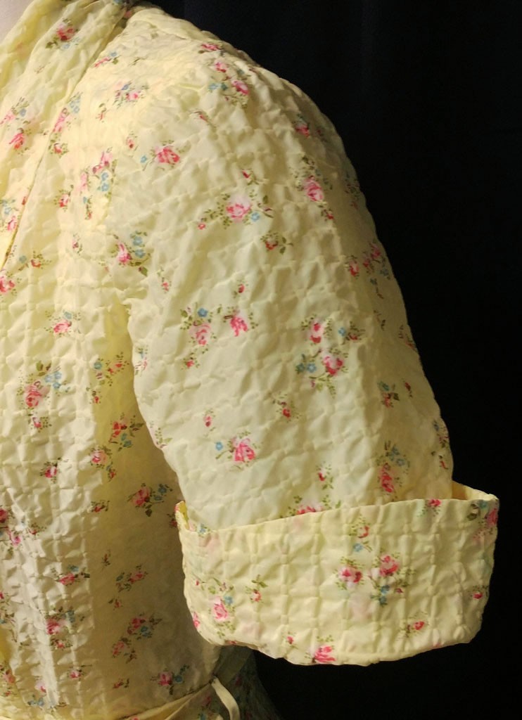 VINTAGE 40s / ‘50s ORIGINAL PAULETTE FLORAL SEERSUCKER GRAND SWEEP DRESSING GOWN
