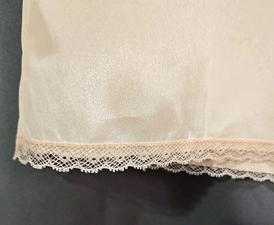 Olga Taffeta Half Slip Vintage Polyester Noisy Swish Waist 24″-32″ Length 25″