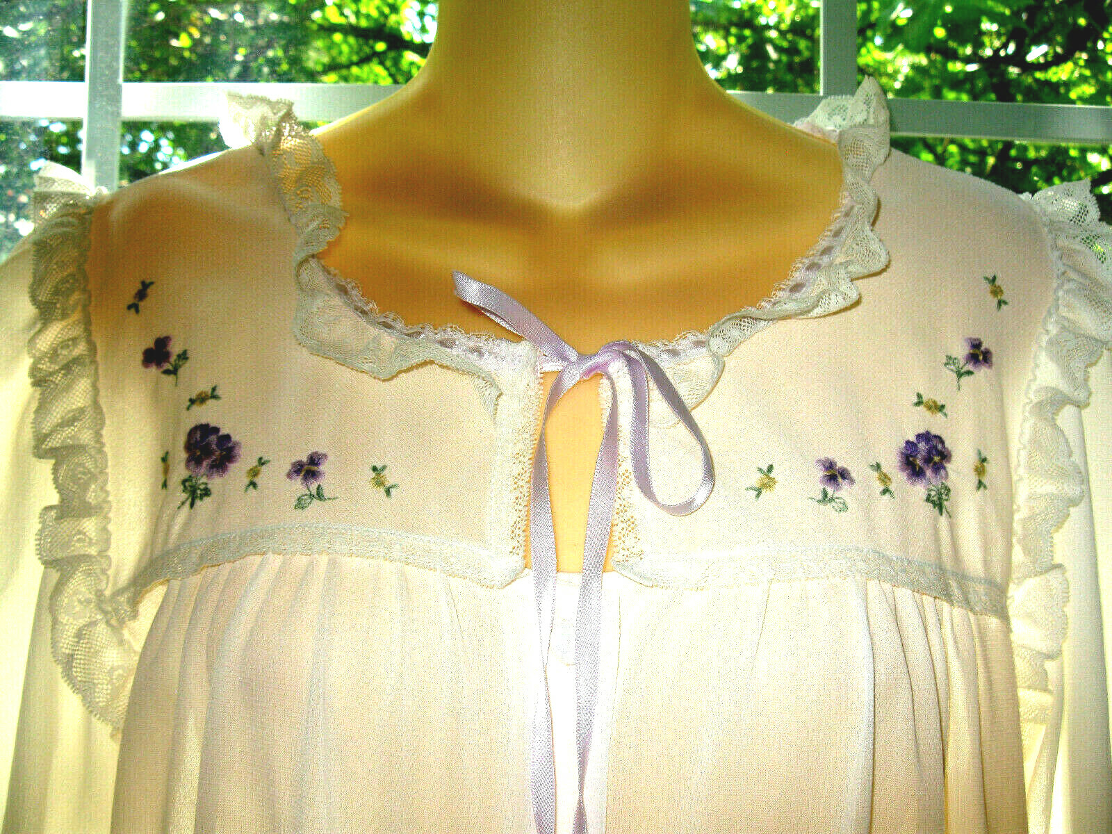 VTG Miss Elaine White Nylon Peignoir Robe Pansy Embroidery sz L ~ USA~ILGWU