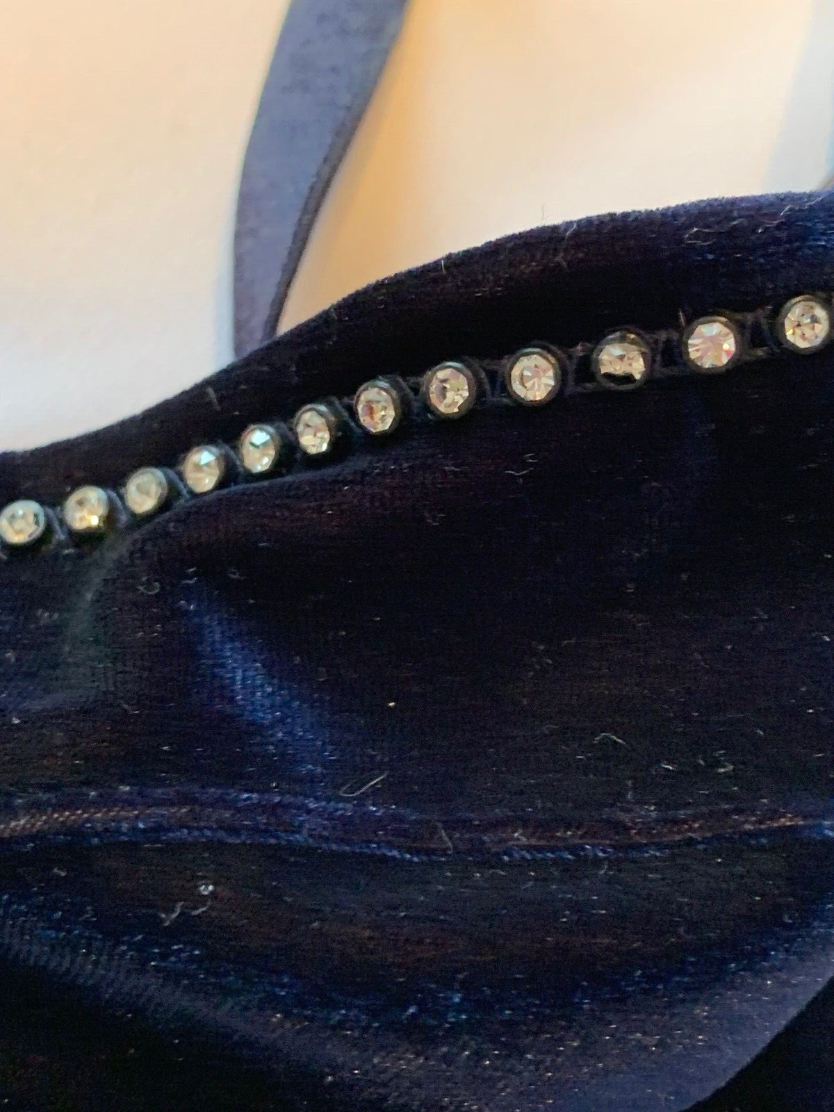 VINTAGE VICTORIA’S SECRET DARK NAVY BLUE VELVET/RHINESTONE UNDERWIRE BRA 34B