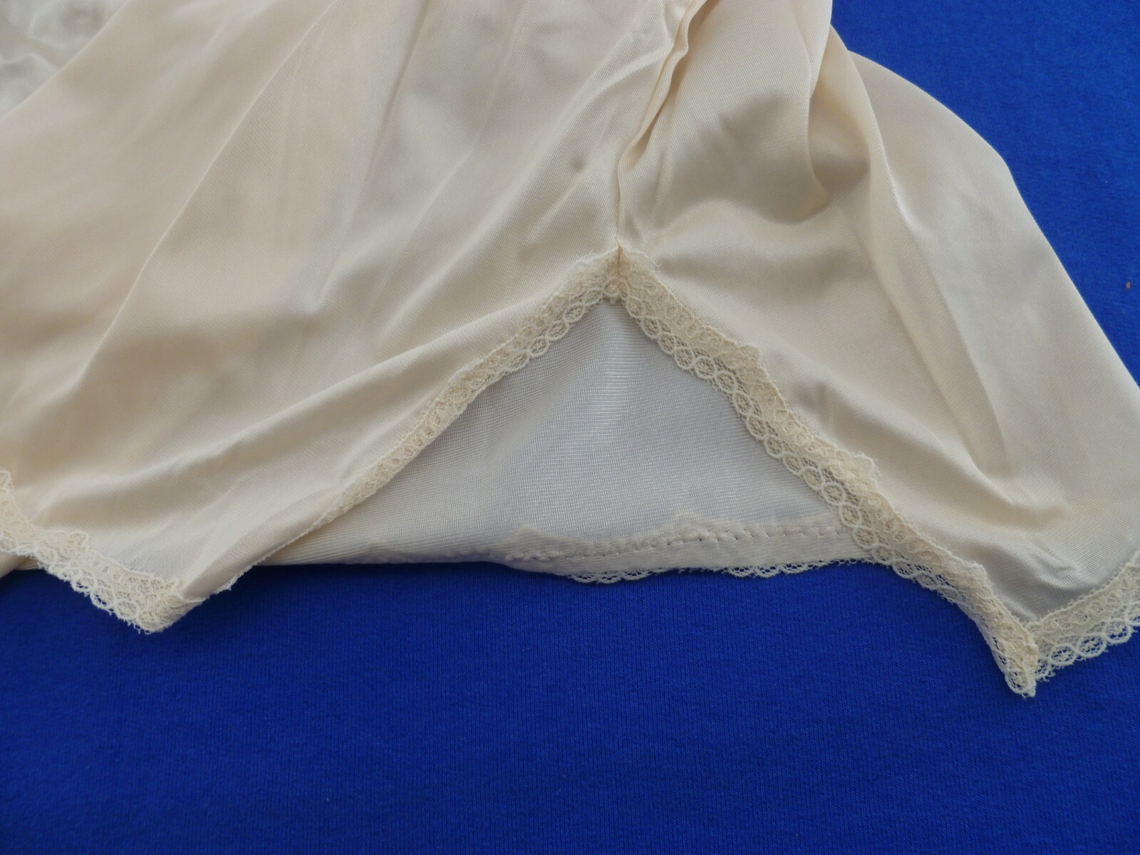 Dixie Belle 25″ Nylon Half Slips,(3513)