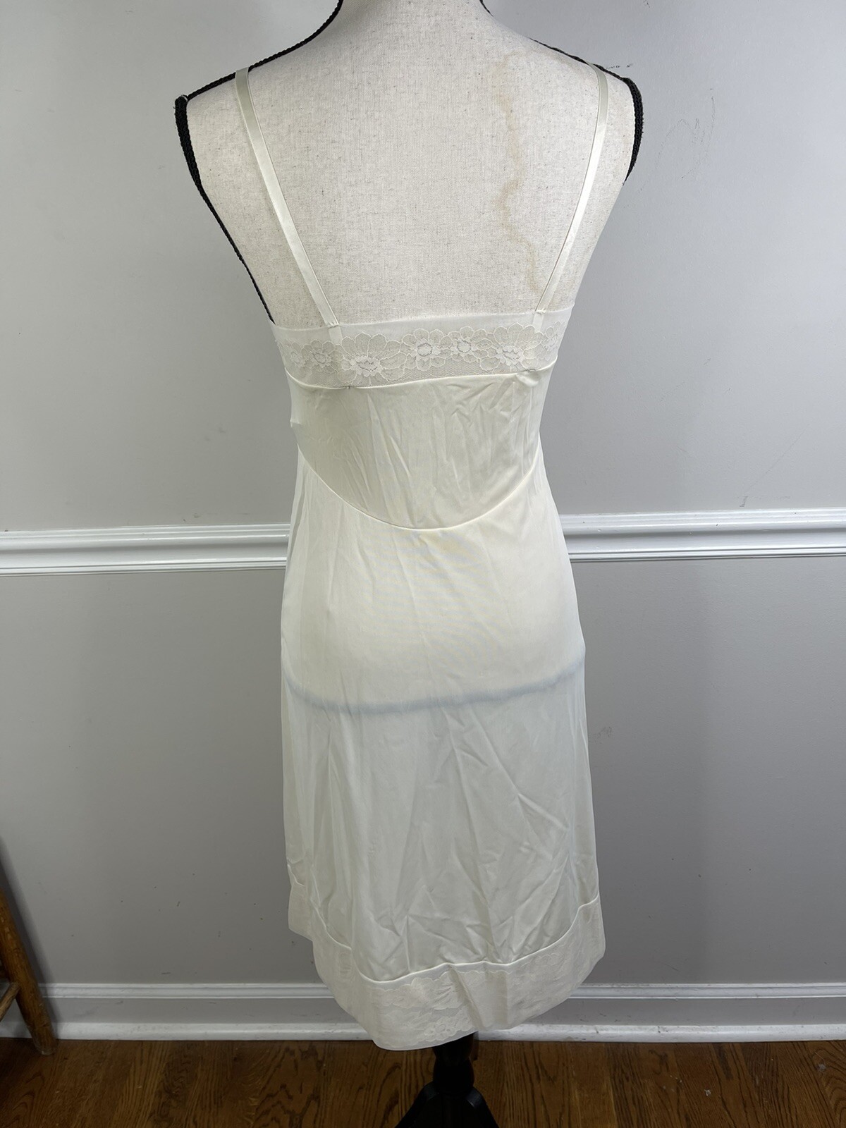 Vintage VANITY FAIR Full Slip Smooth Nylon Chiffon Floral Lace 32 L Gown