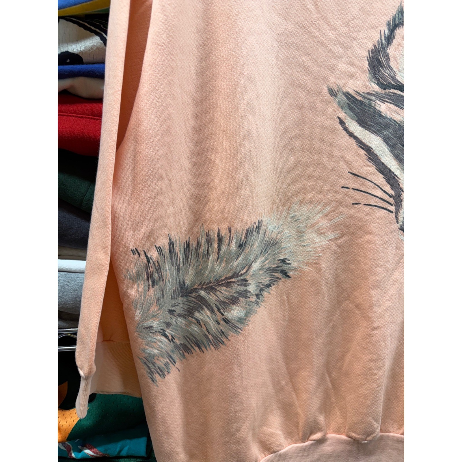 Vintage Queen Bee Raccoon Graphic Sweatshirt Peach Short Sleeve Mens XL 4818