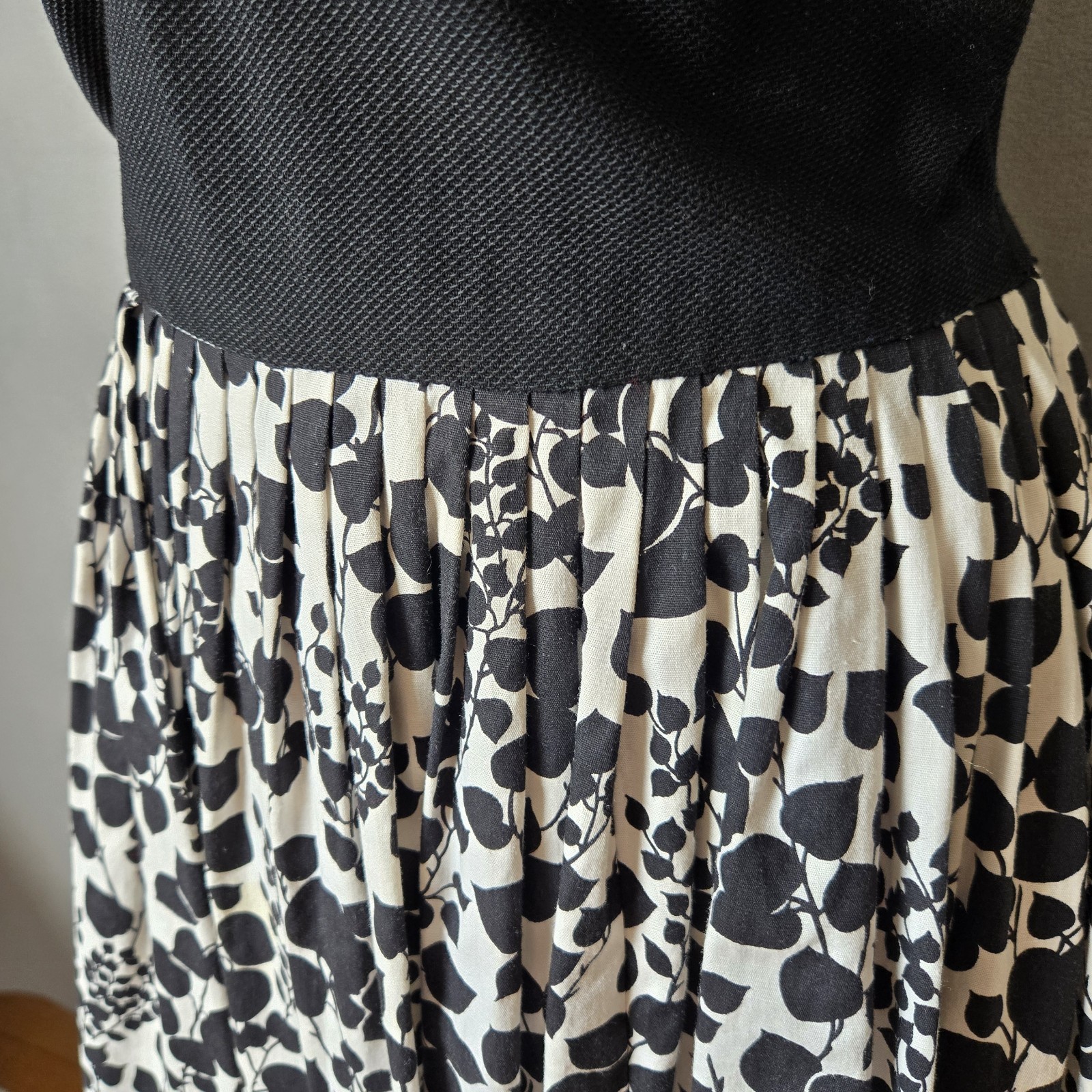 Vintage 50s Black & White Dress Full Skirt Waist 25 in