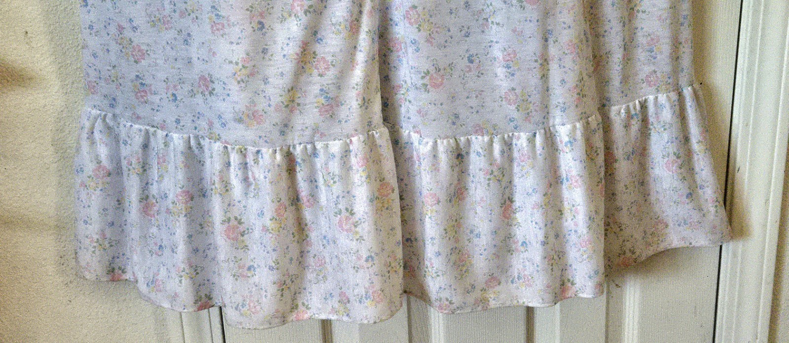 1970s GILLIGAN & O’MALLEY Ruffled Embroidered Floral Peignor Set W Lace Trim L