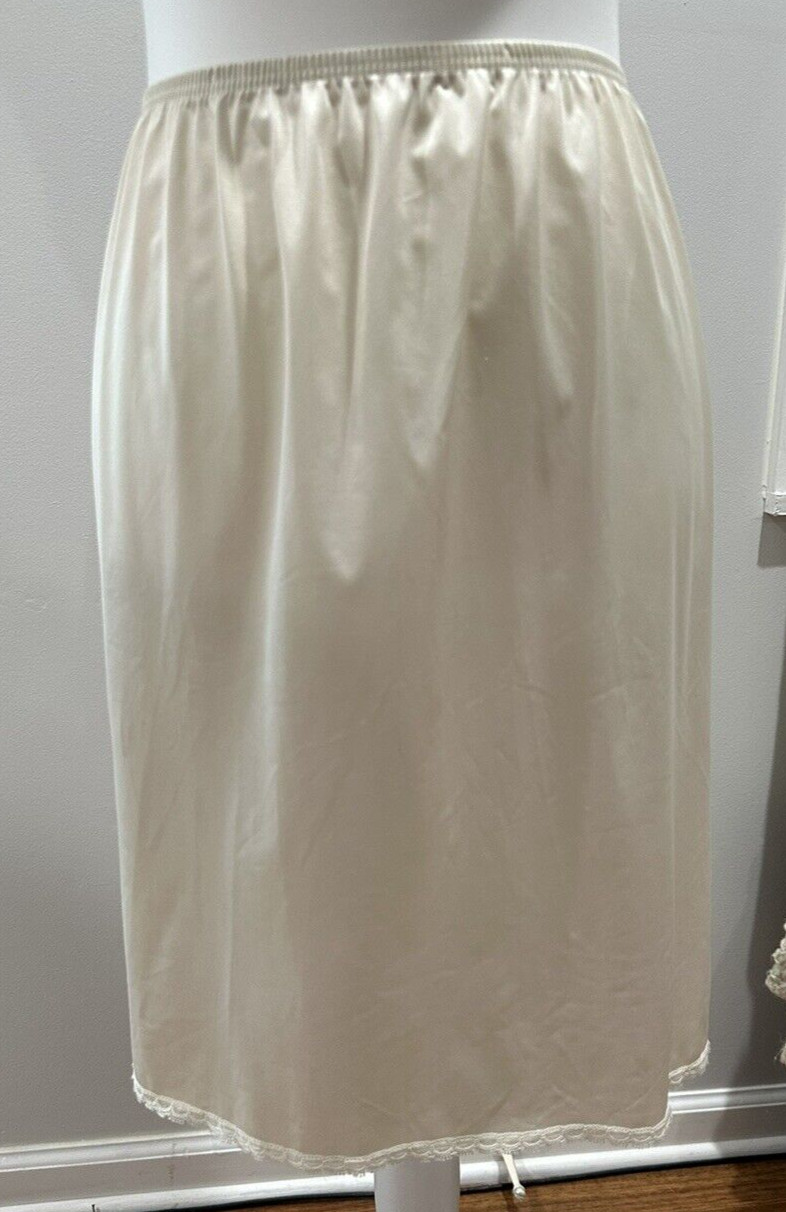Vintage Vanity Fair 20 Inch Half Slip Women 38 Sz Lg Ivory Nylon Silky Lace Trim