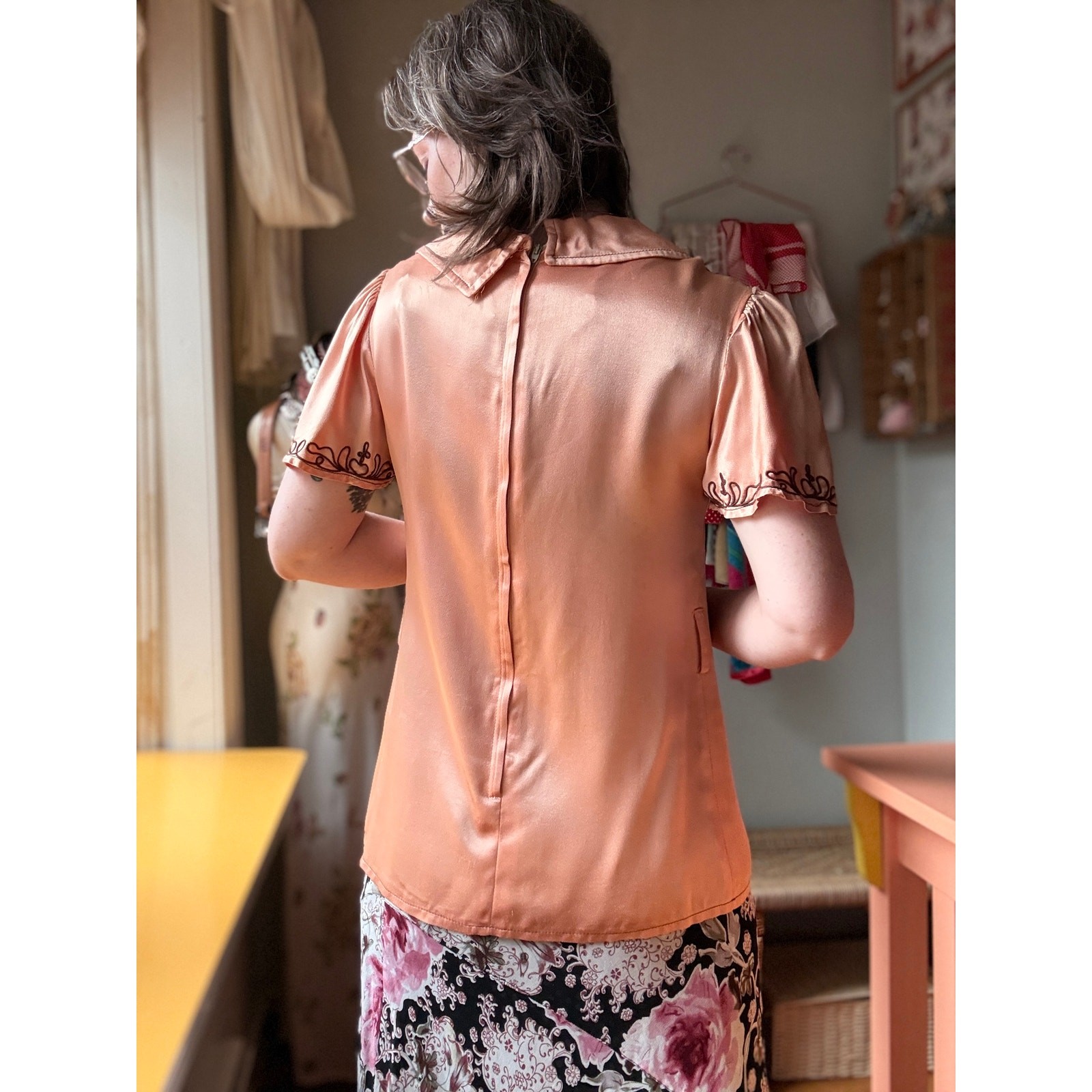 Vintage 70s Apricot Embroidered Top | Dagger Collar Flutter Sleeve | M
