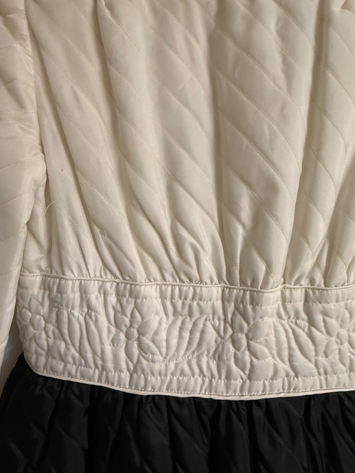 Vintage 1960’s Dynasty Black and White Quilted Robe Dressing Gown Classy Petite