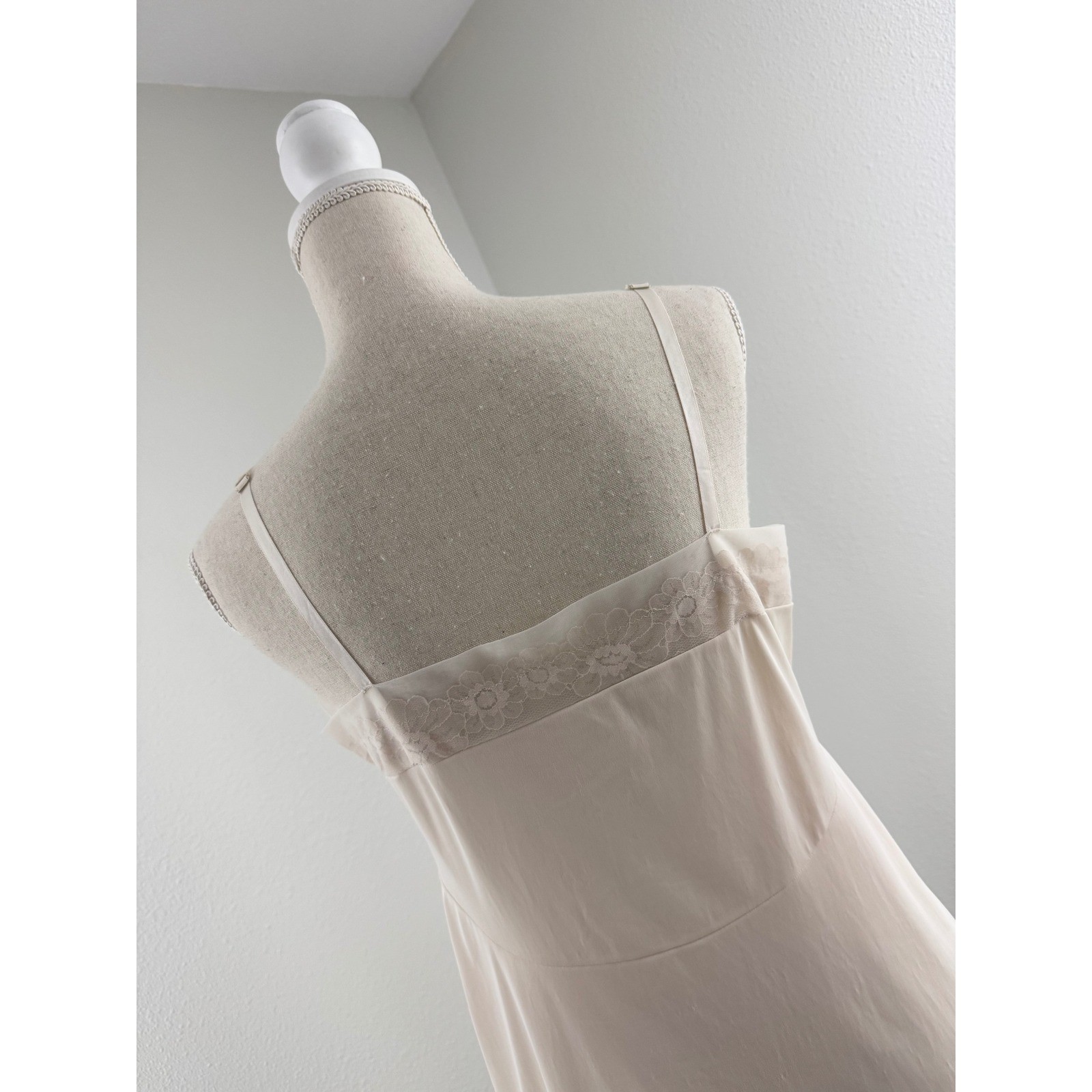 Vanity Fair Vintage Cream Floral Lace Trim Full Slip Antron III Nylon Size 38