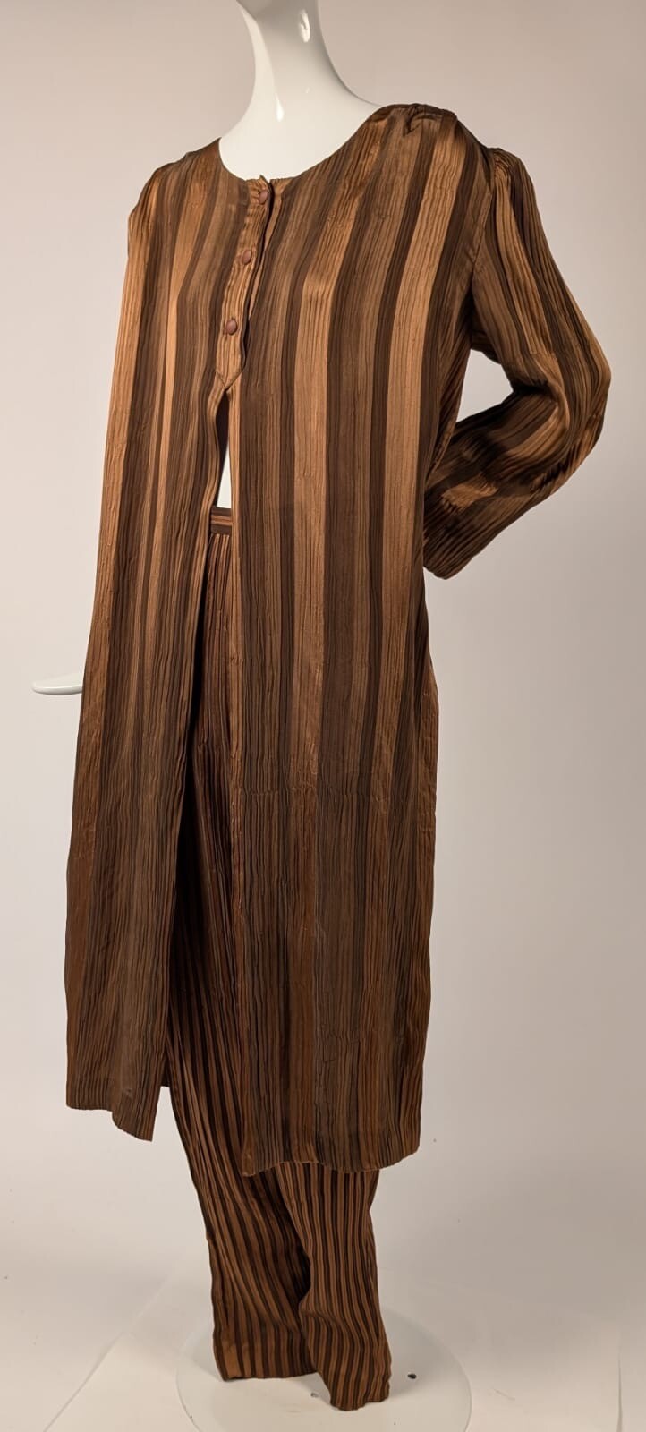 LUXURY 1970’S PLEATED SILK LOUNGING SUIT W OPEN FRONT MADE IN ITALY