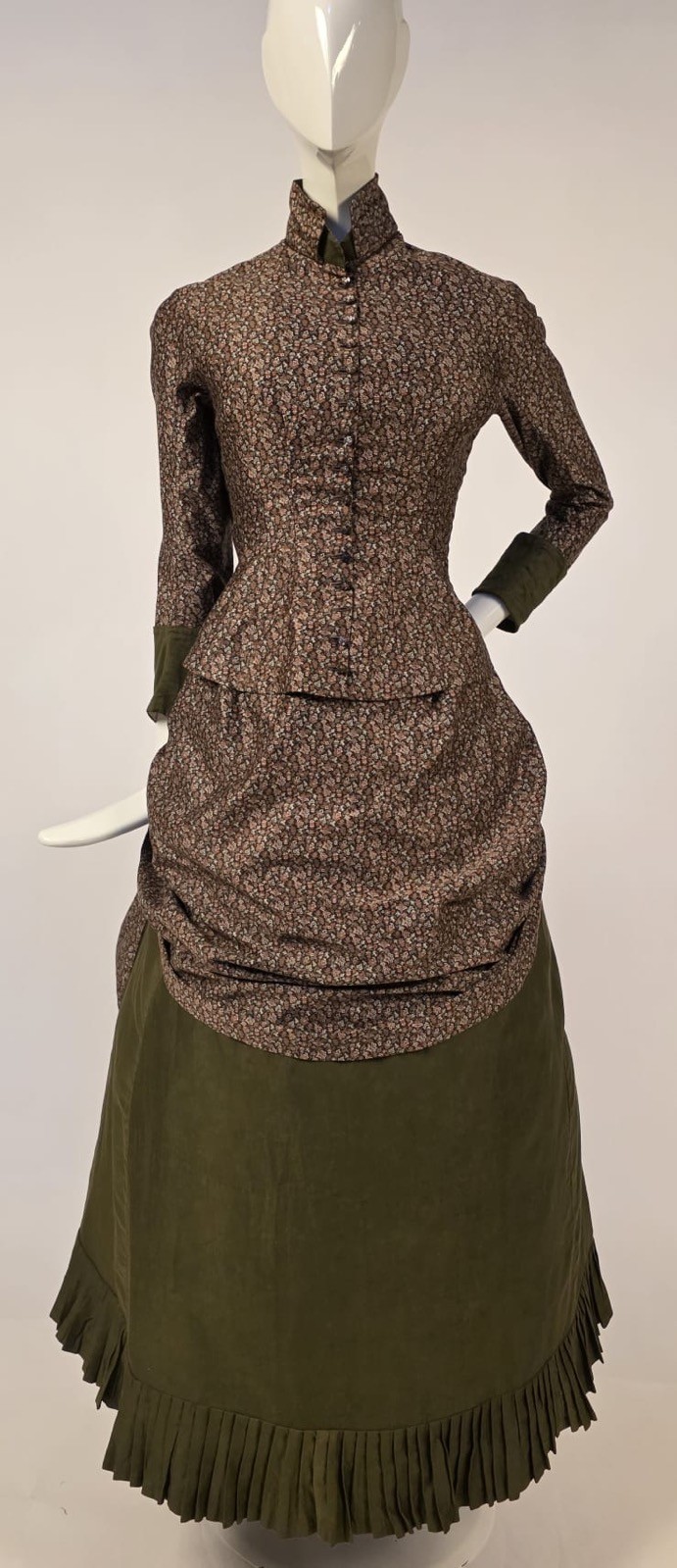 VICTORIAN 1880’S FLORAL PRINCESS BUSTLE DRESS WALKING SUIT – MUSEUM QUALITY