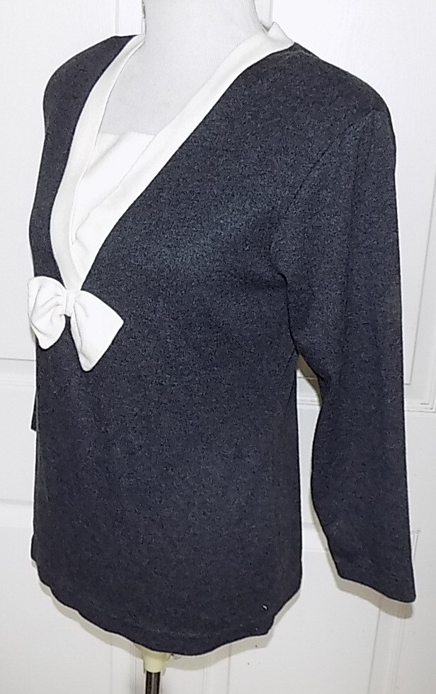 Vintage 70s 80s Gray Acrylic Pullover Aron Top White Trim Bow Size Small B36 ***