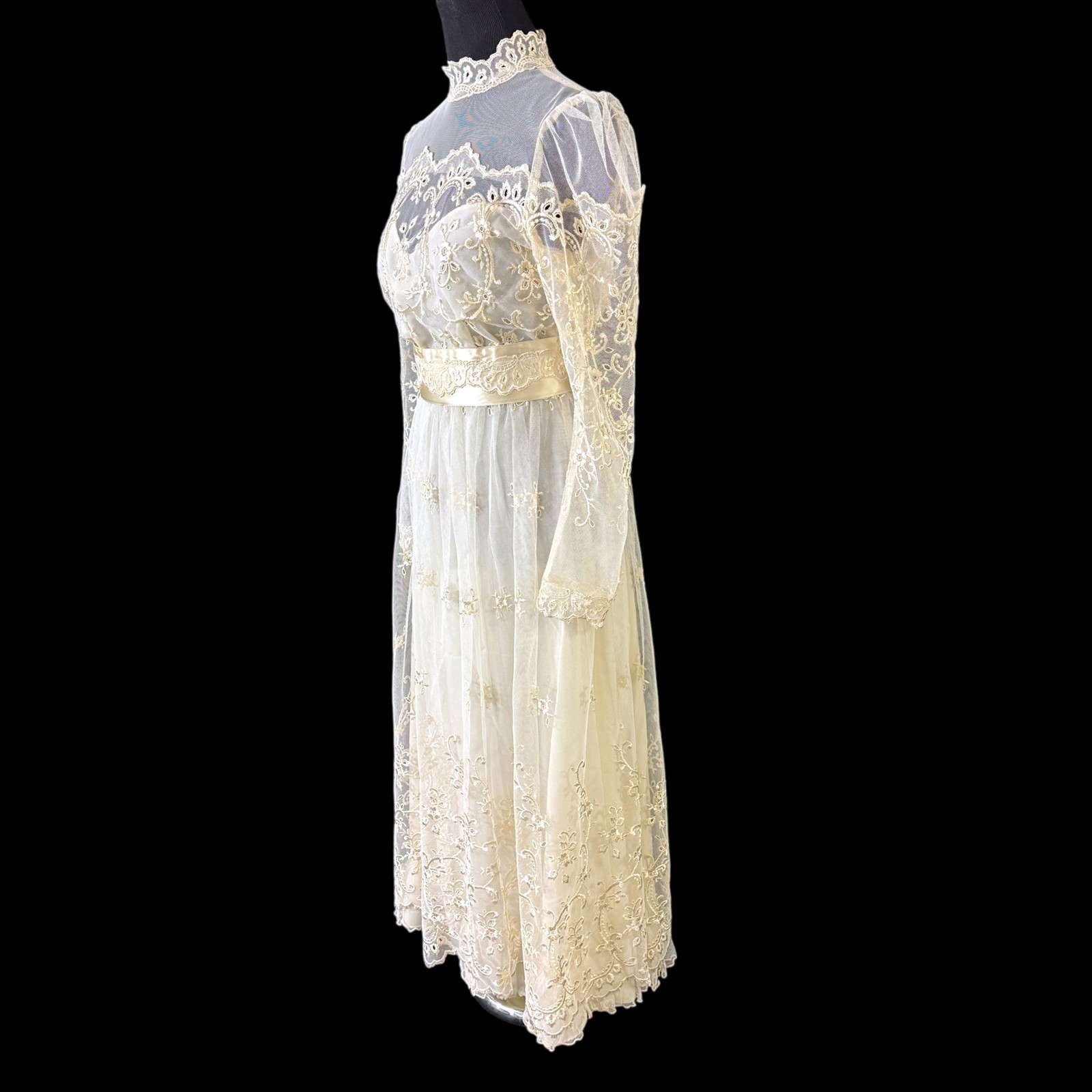 Country Elegance Wedding Dress Bridal Ivory Tulle Lace Size 12 Vintage 1980s USA