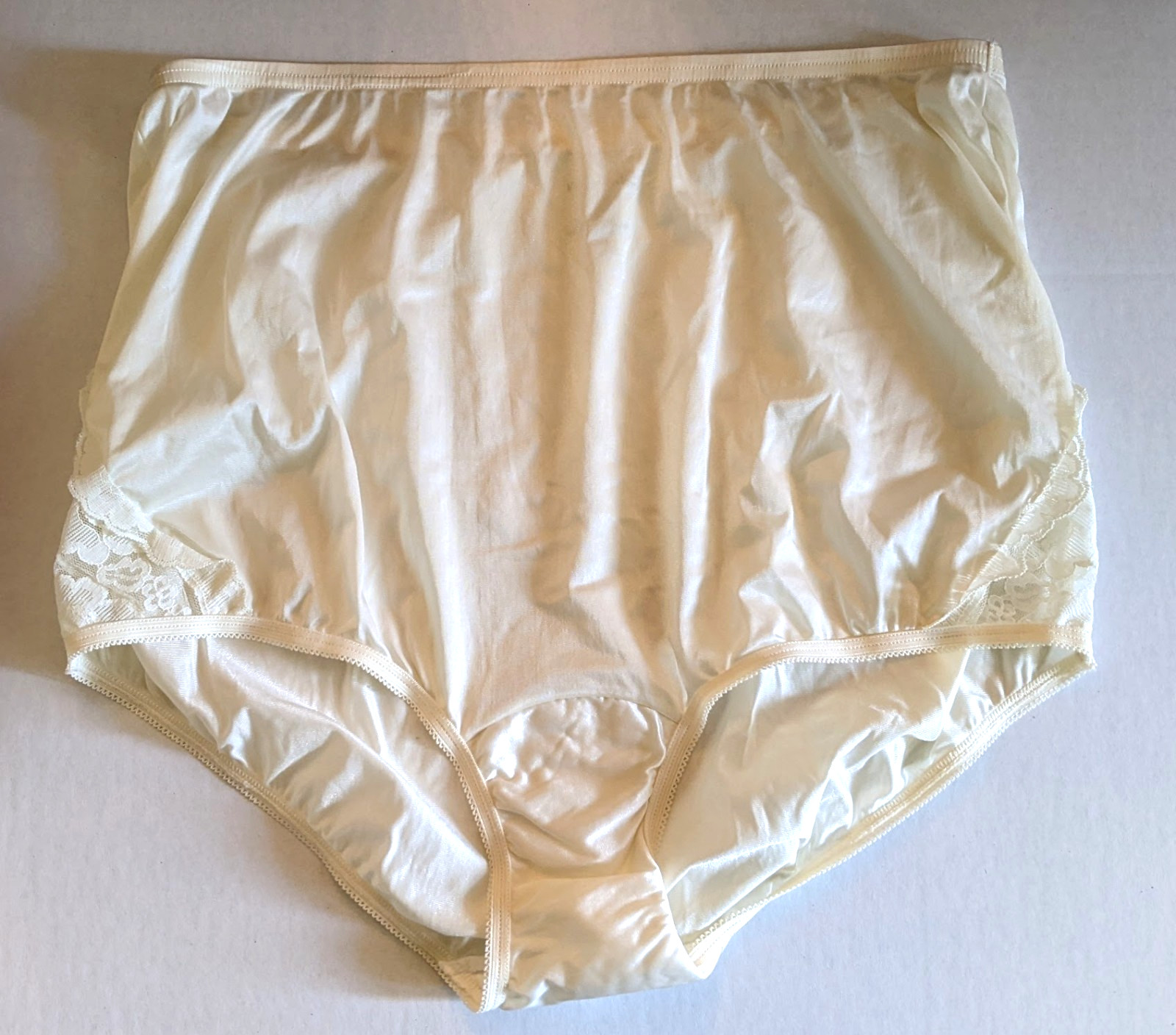 Vanity Fair Perfectly Yours Lace Nouveau Full-Cut Fawn Brief Plus Size 12/5XL