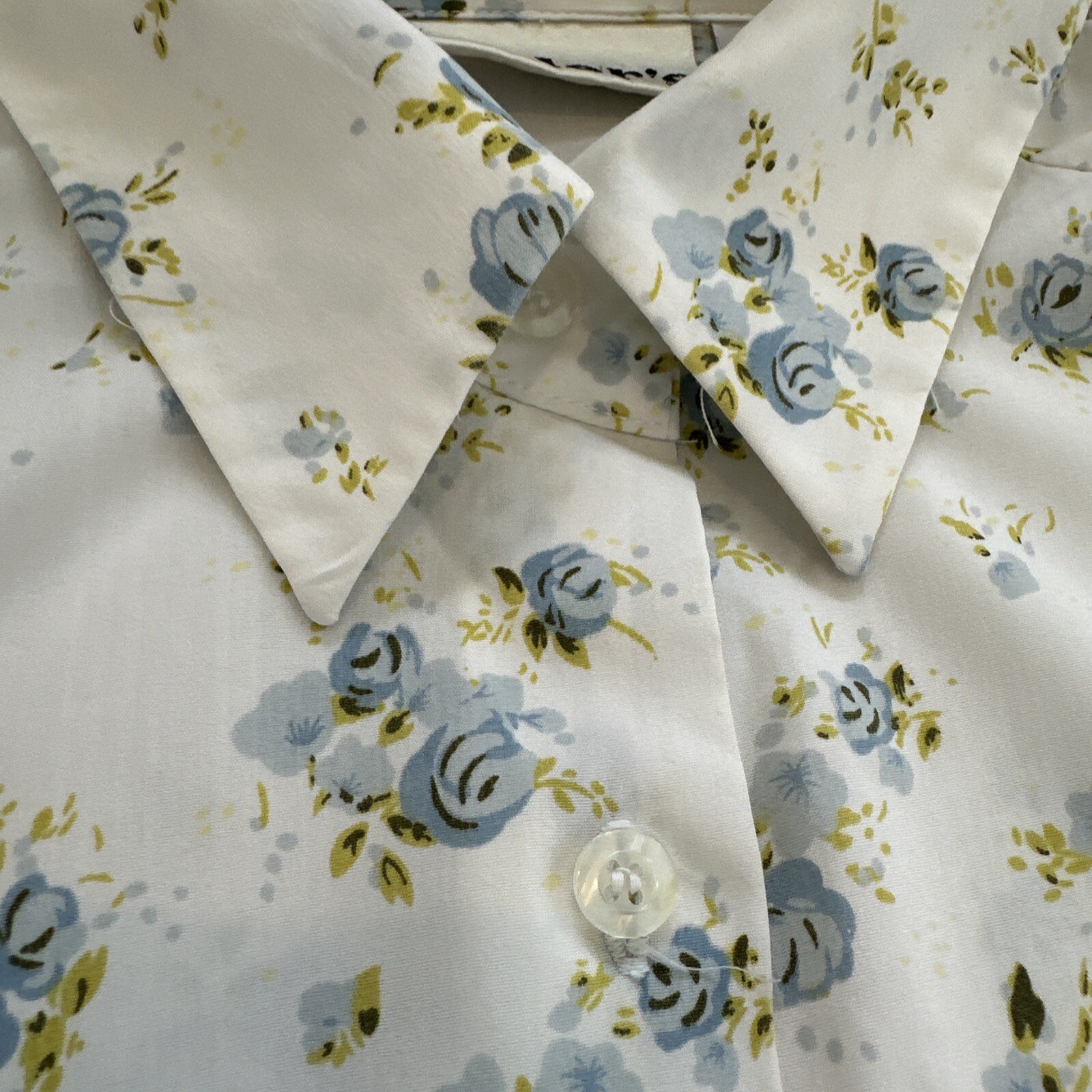 Vintage Miller’s Top Blouse Size 12 White Blue Roses Button Up Short Sleeve