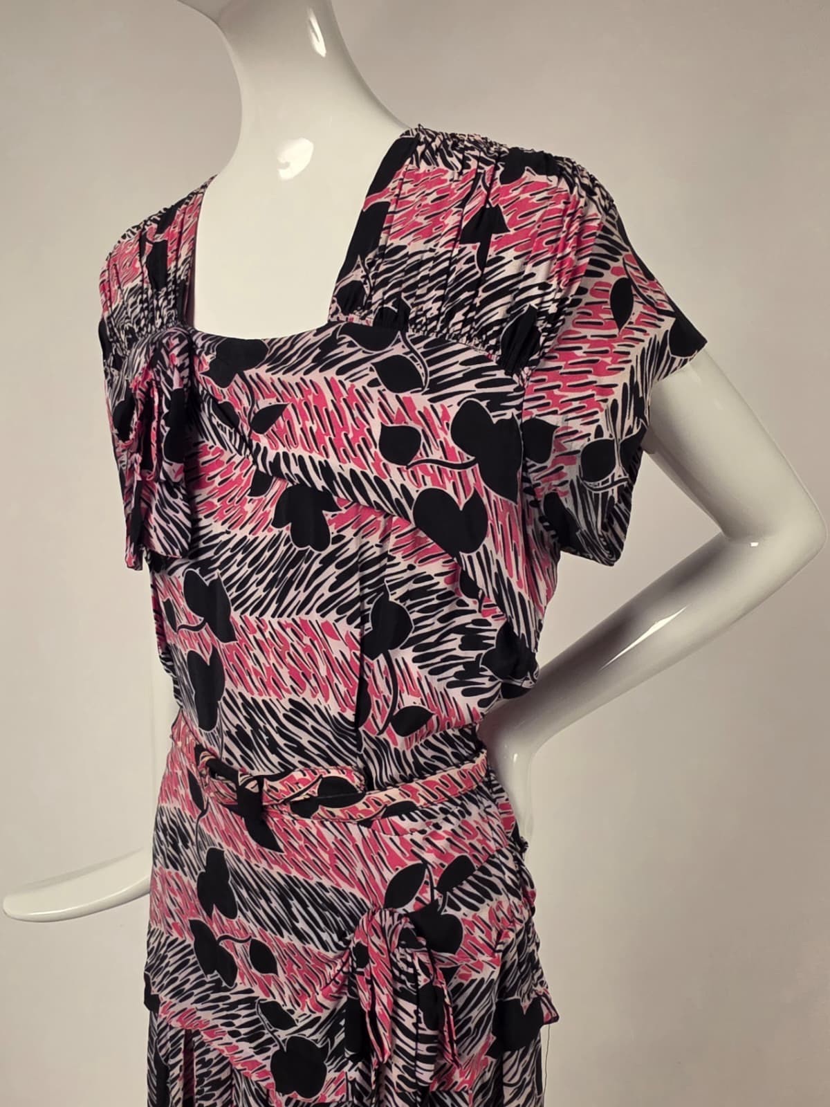BEAUTIFUL VINTAGE 1940’S PINK + BLACK PRINT RAYON DRESS W STRIPE + LEAF PATTERN