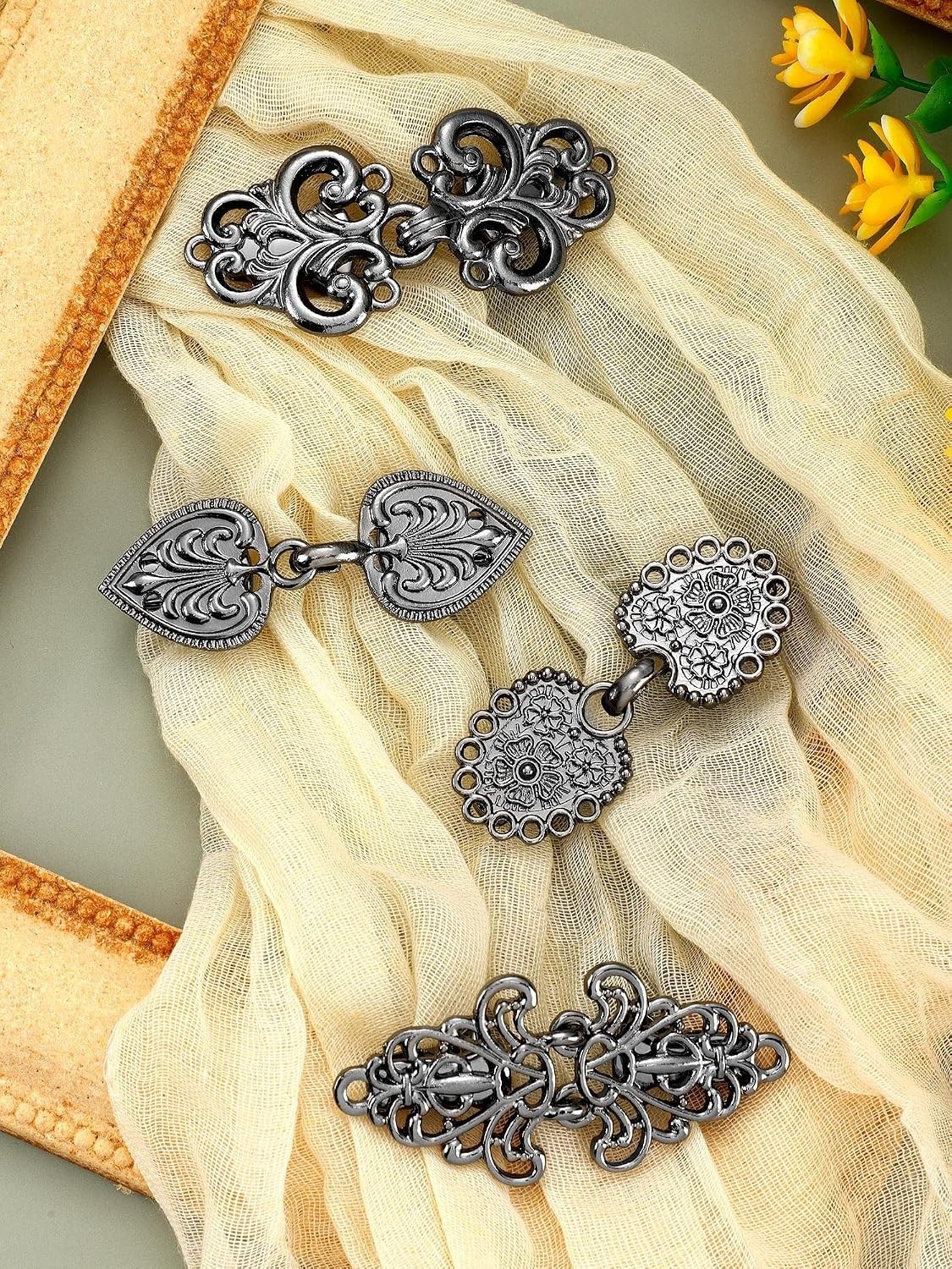 Multi-functional 4 Pcs Vintage Collar Clips – Enhance Your Wardrobe Effortlessly