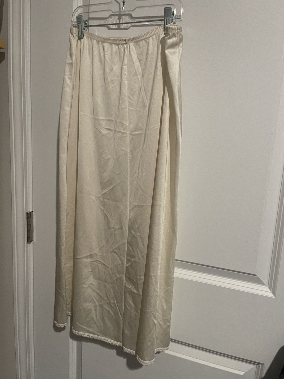 Vintage Vanity Fair Sz M Ivory 1/2 Slip Waist 27” Unstretched Length 31”