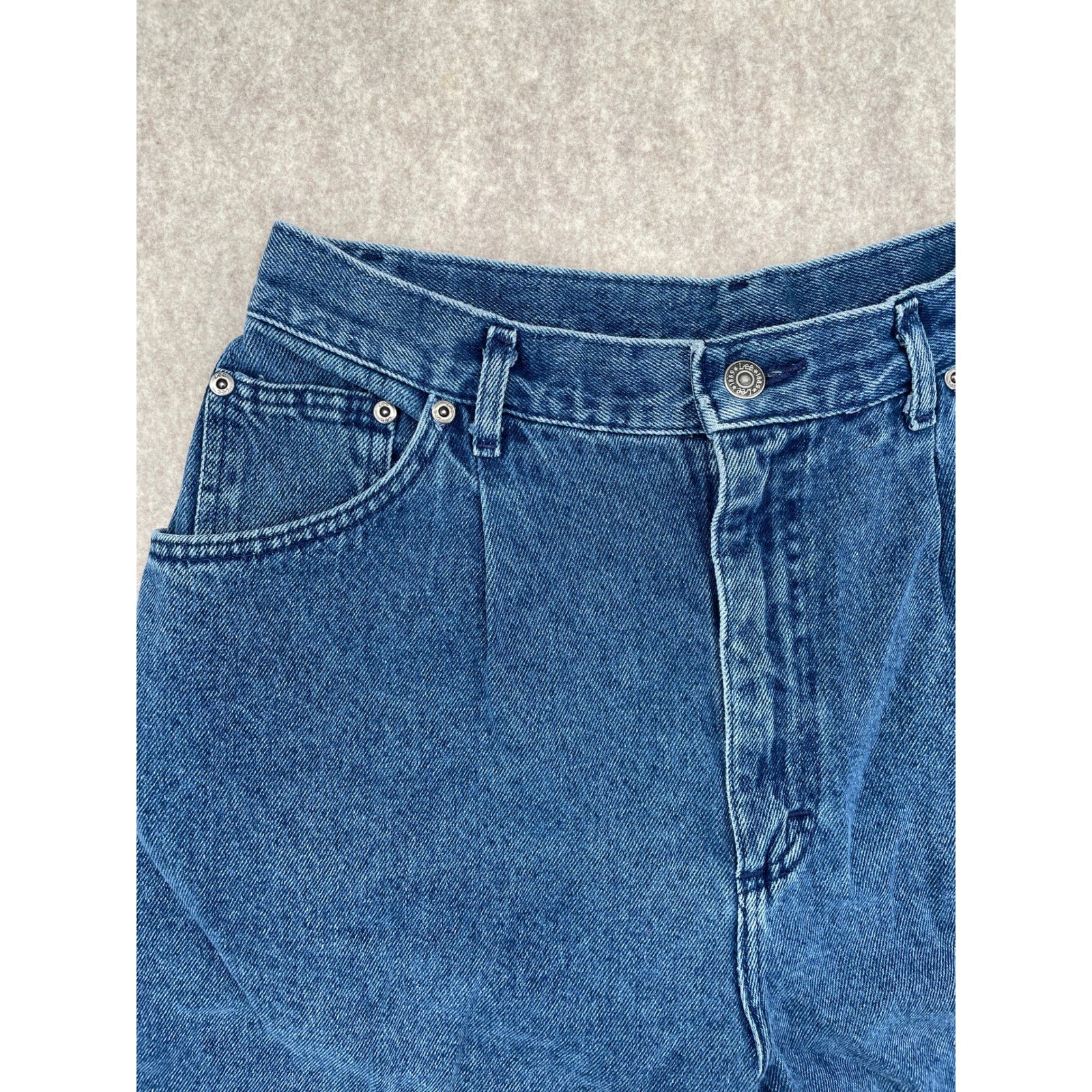 Vintage Lee Mom Jeans Blue Relaxed Fit Tapered Leg Denim Classic 90s USA 30×28
