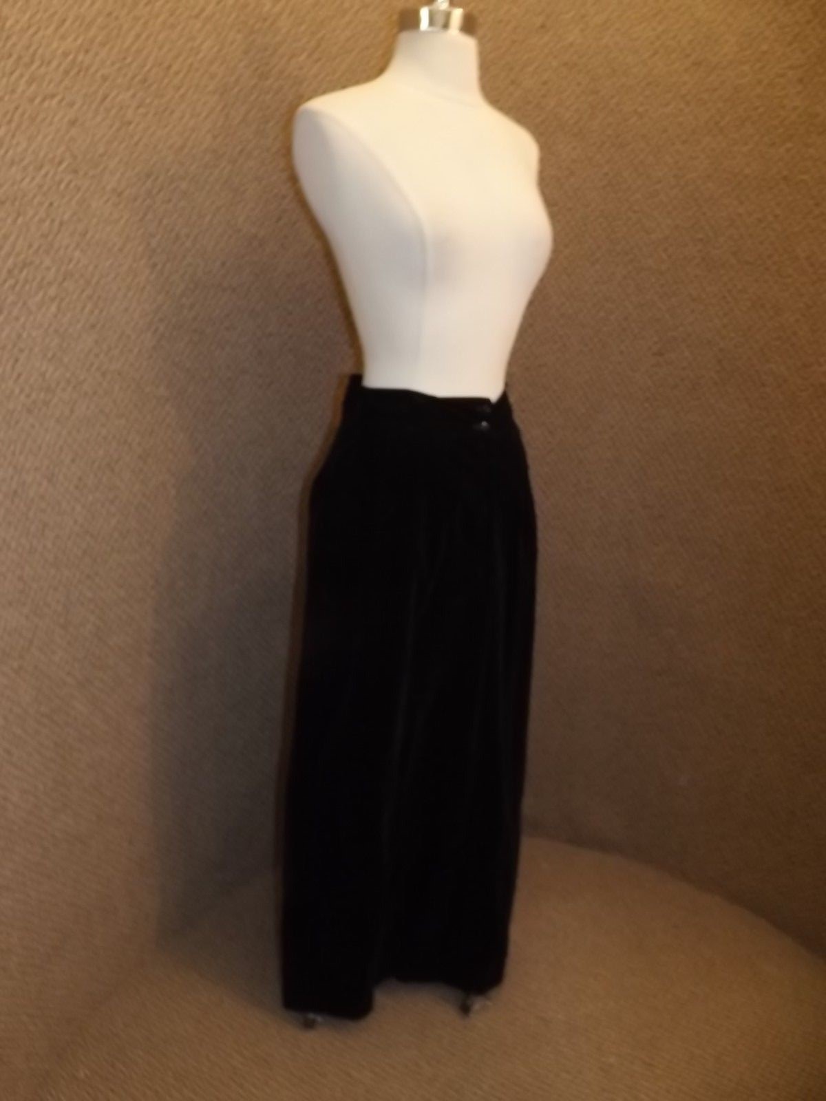 Elegant Vtg Jet Black Velvet Long Length Maxi Skirt 21.5″ Hem Slit, 28″ Waist