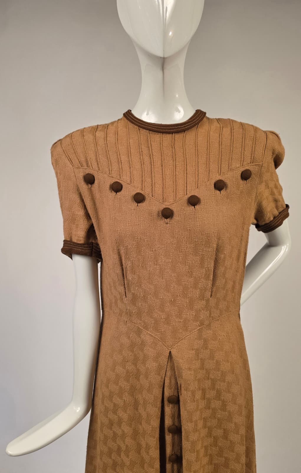1930’S 2 TONE BROWN DRESS W BASKET WEAVE PATTERN + BUTTON DETAIL