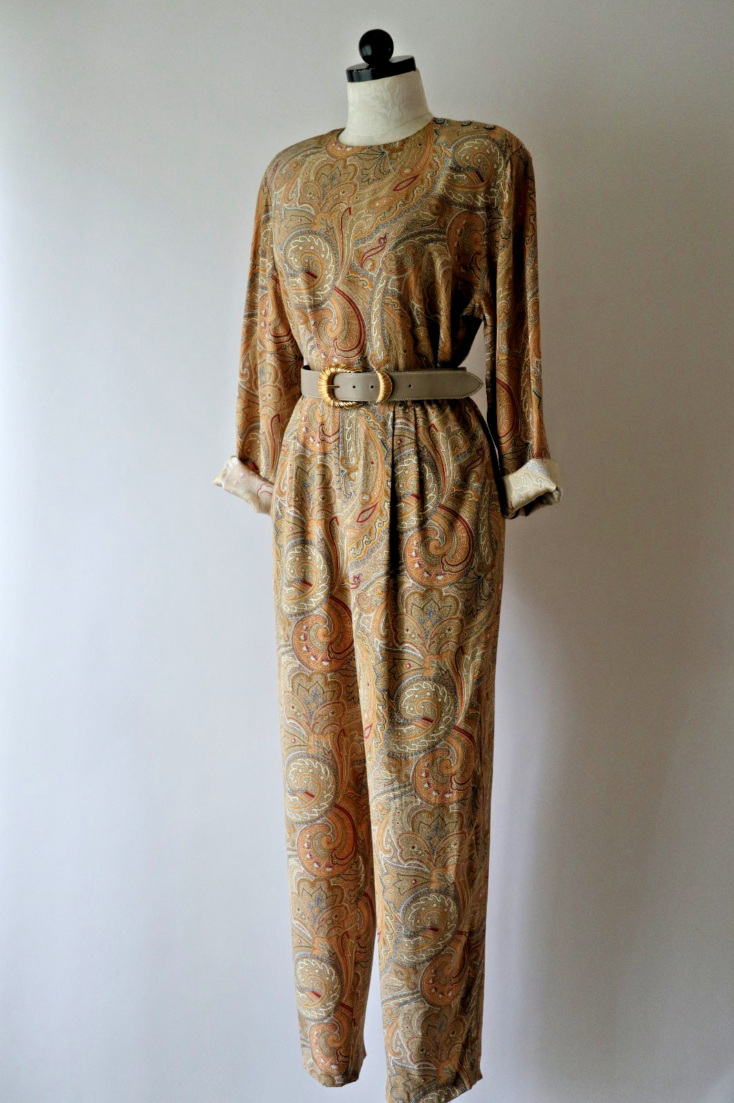 1990s Vintage Tan Beige Paisley Silk Minimalist Top Pants Two Piece Set Suit S M
