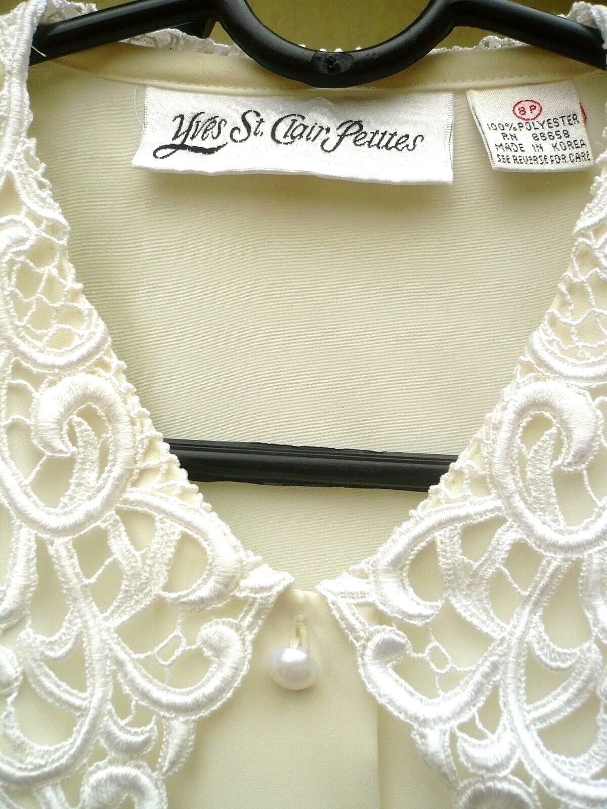 VTG 80S IVORY SATIN LACY PEARL CUTOUT LACE PETER PAN COLLAR BLOUSE S M P WOMEN