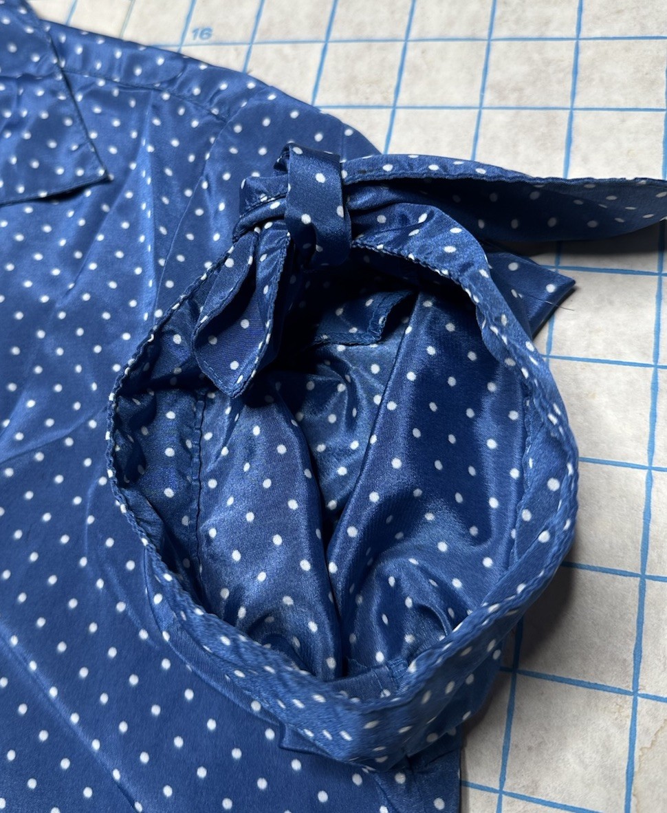 Vintage Lady Manhattan 70s Polka Dot White Blue Button Up Collared Blouse Pin Up