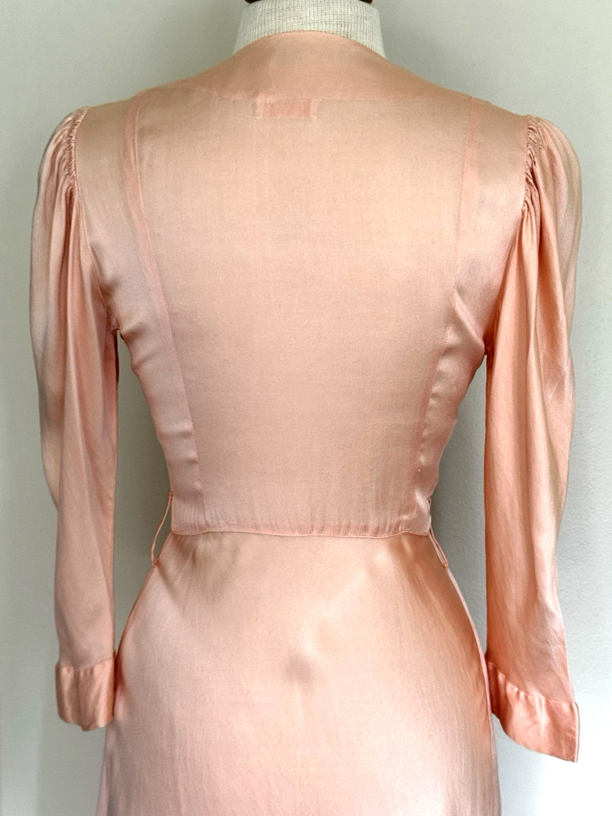 1930s FAMOUS-BARR Peachy Pink SILK NEGLIGEE Boudoir Robe Peignoir S Lace Trim