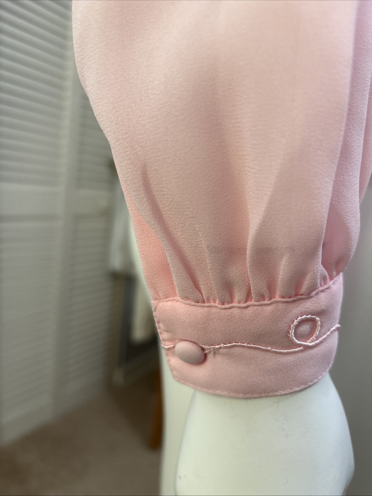 Gorgeous Vtg Kirsten Grey Pink embroidered Pleated Faux Pearls Blouse Sz 8