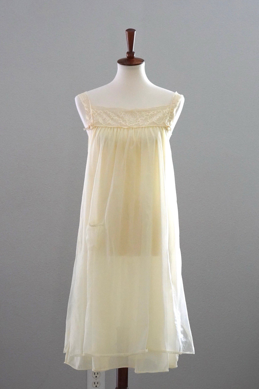 HOLLYWOOD VASSARETTE Lace + Nylon Nightgown Robe Peignoir Set Yellow – S Small