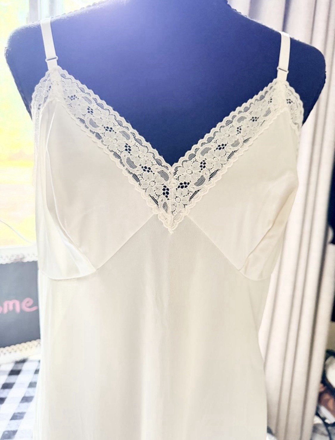 Vanity Fair Creme Lace Satin Slip Sz 38L Great For Layering Romantic Lace